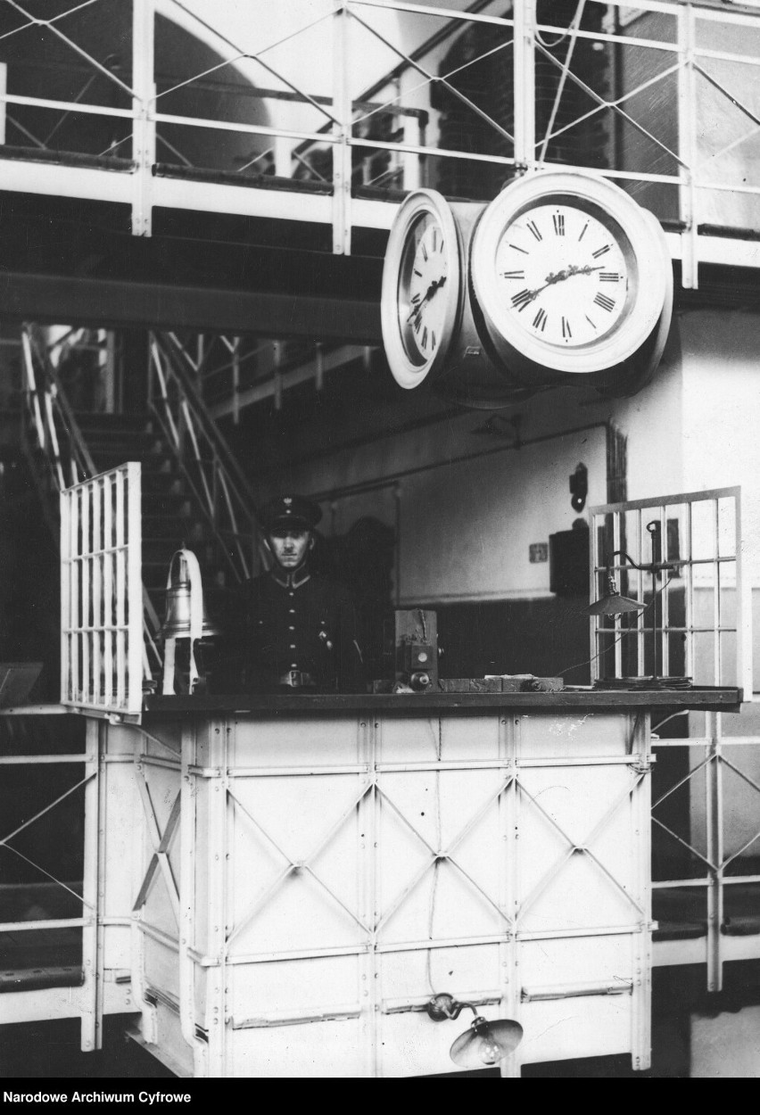 Strażnik więzienny w czasie służby. Widoczne zegary. (1933)
