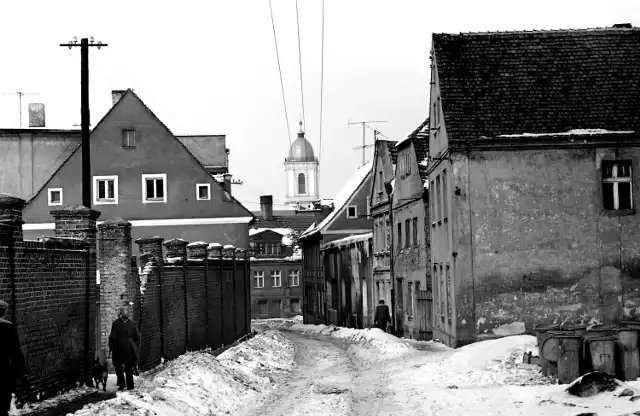 Widok niemal niezmieniony. Widoczny mur z lewej strony od czasu do czasu jest uszkodzony, jest naprawiany. Na zdjęciu akurat uszkodzony; z prawej strony zabudowa dopiero niedawno zaczęła się zmieniać (budowa nowej kamienicy w miejscu przemysłowej (najniższej) budowli.