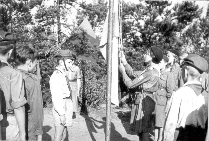 Podniesienie flagi na obozie sopockich harcerzy (1957 r.)....