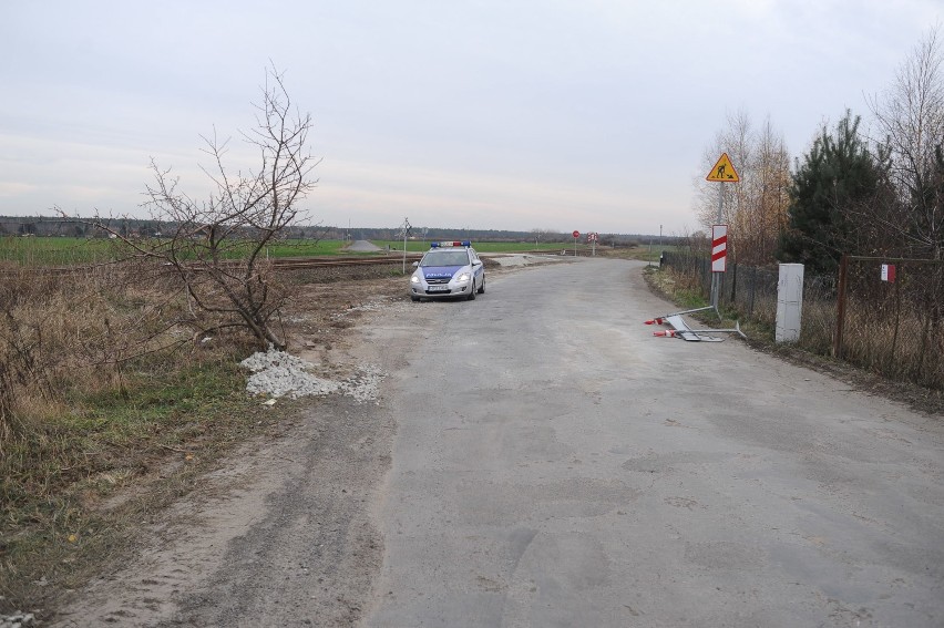 Policja sprzątała na wyremontowanym przejeździe w Gronowie. Wywrócone znaki tarasowały drogę  [ZDJĘCIA]