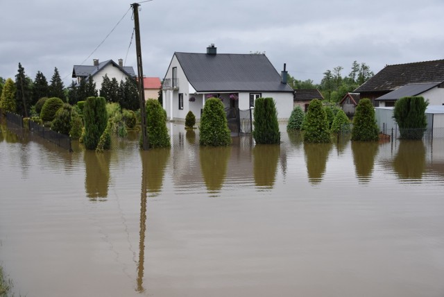 Jedna z zalanych posesji w Zabrniu