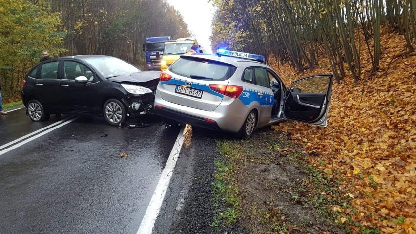 Wypadek w Dusocinie. Radiowóz zderzył się z osobówką. Ranni policjanci! [zdjęcia]