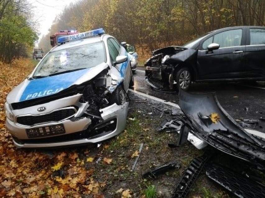 Wypadek w Dusocinie. Radiowóz zderzył się z osobówką. Ranni policjanci! [zdjęcia]