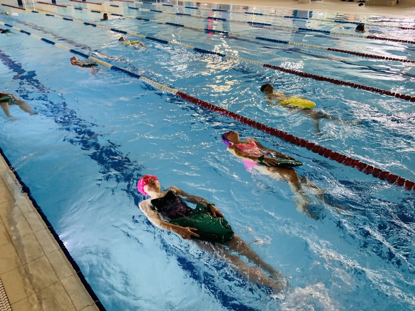 Program powszechnej nauki pływania w Potęgowie. 15 dzieci uczyło się pływać [ZDJĘCIA]