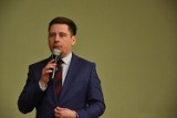 Polityczny spór z dramatem ludzi w tle. Burmistrz Piotr Sawicki kontra zastępca wójta Krzysztof Skórzewski. O co chodzi? 