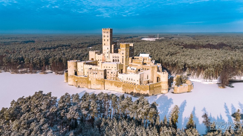 Zamek w Stobnicy zaskakuje pięknem. Kontrowersyjna budowla zachwyciła już wielu artystów. Przedstawiamy zimową galerię Łukasza Bukowskiego