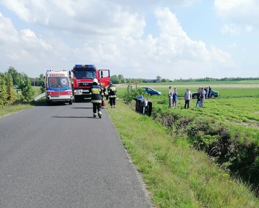 Wypadek volkswagena w powiecie włocławskim. Jedna osoba trafiła do szpitala [zdjęcia]