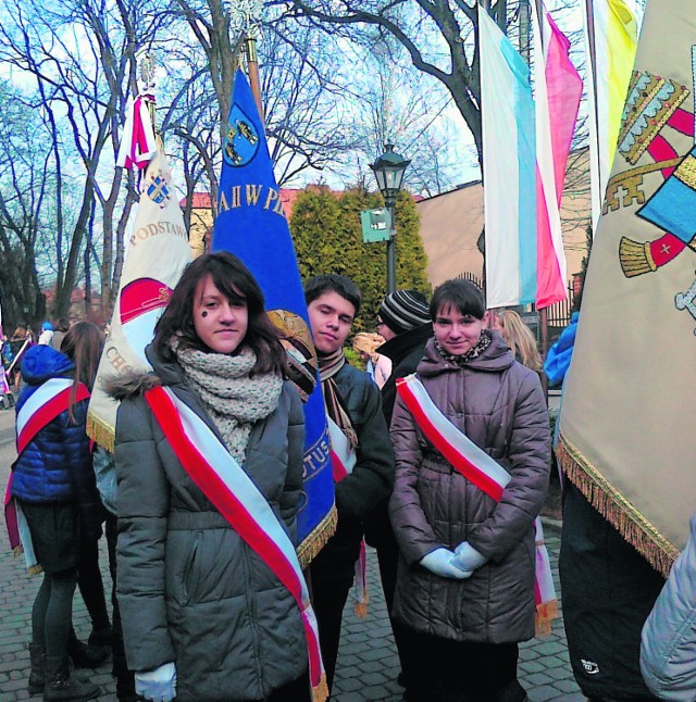 Miejskie Gimnazjum nr 3 im. Jana Pawła II w Piekarach Śląskich na niedzielną, wieczorną uroczystość przygotowuje program artystyczny, który zobaczymy pod pomnikiem