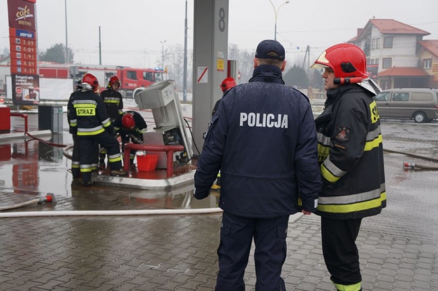 Wypadek w Sosnowcu. Samochód wjechał w dystrybutor gazu LPG na stacji paliw
