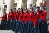Lublin: Chóry szkolne śpiewały przed ratuszem (WIDEO, ZDJĘCIA)