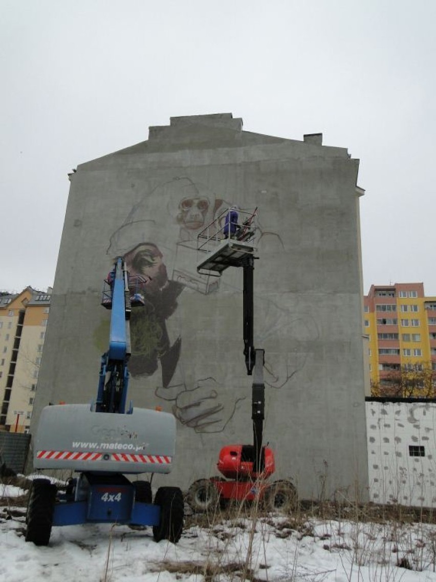 Grupa Etam Cru tworzy mural w Łodzi