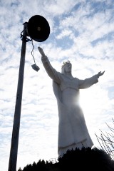 Turyści licznie odwiedzają figurę Chrystusa Króla w Świebodzinie. Niestety, to co tam widzą jest niechlubną wizytówką kultowego miejsca 