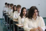 Egzamin ósmoklasisty 2024 wystartował. Ponad 300 bełchatowskich uczniów rozpoczęło dziś trzydniowy egzamin. Jęz. polski w SP 8 w Bełchatowie