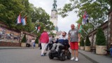 "Wózkiem przez Polskę". Niepełnosprawny Bartek dotarł do Częstochowy [ZDJĘCIA]