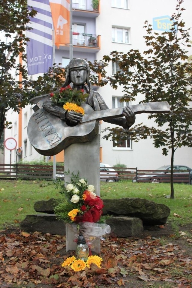 Na placu swojego imienia przy Bytomskim Centrum Kultury, stanęła instalacja plenerowa Karin Stanek, autorstwa Jacka Papierowskiego