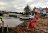 Samochód wpadł do świeżo wylanego betonu na remontowanym moście w Oleśnie [WIDEO]