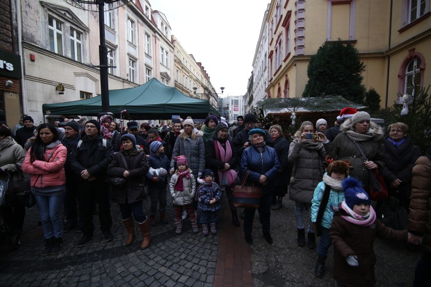 Bytomska Wigilia: 800 litrów barszczu i tłumy na ulicy Dworcowej