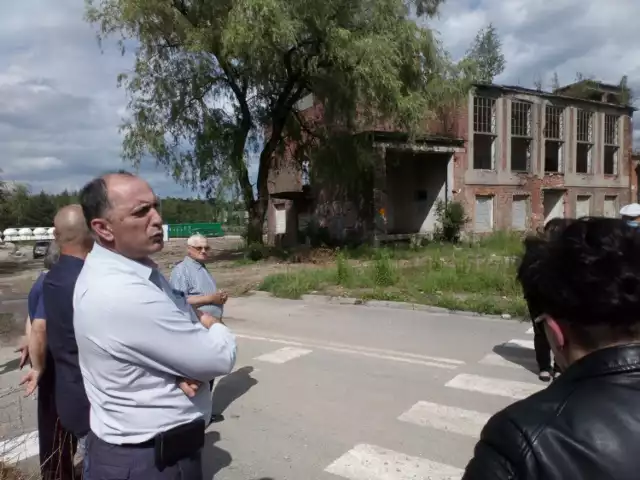 Spotkanie z mieszkańcami przy ul. Lipcowej w Trzebini. Obecny na nim był m.in. przewodniczący Zarządu ZMGK, Arkadiusz Pypłacz (po lewej)