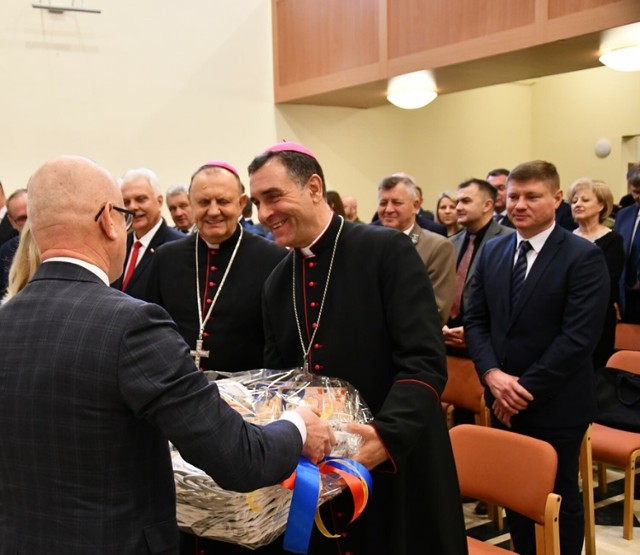 Samorządowcy spotkali się z biskupem Piotrem Sawczukiem na corocznym opłatku