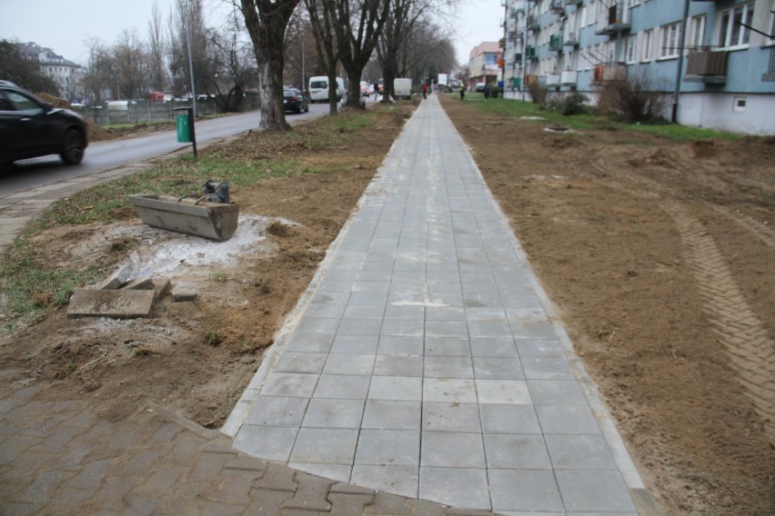 Trwa budowa chodnika na ul. Koplina w Tomaszowie Maz. [ZDJĘCIA]
