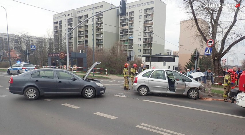 Zderzenie samochodów w Rybniku na skrzyżowaniu. 62-lata wjechała na czerwonym świetle