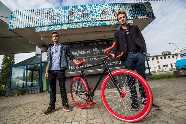 Manufaktura Rowerów - U nich rower odżyje

ul. Bitwy Warszawskiej 1920 roku 11

Salon i serwis prowadzi dwóch „rowerowych zajawkowiczów”. Rowery miejskie, damki, fixie, single, chopery i cruisery - Manufaktura Rowerów to miejsce, gdzie spełnicie swoje marzenia o niepowtarzalnym rowerze. Spersonalizowany, oryginalny jednoślad, który będzie się wyróżniał na ulicy to właśnie ich specjalność. Koszt takiego spersonalizowanego roweru to około 1800-2000 zł. Równolegle w Manufakturze działa serwis rowerowy. Możecie tym pasjonatom powierzyć swój sprzęt, a oni przywrócą mu świetność i dadzą drugie życie.

Czytaj więcej: Manufaktura Rowerów. Tworzą nowe i przywracają życie starym jednośladom [ZDJĘCIA, WIDEO]