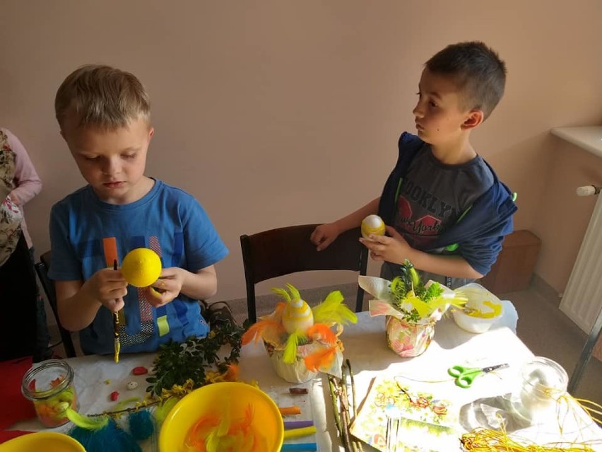 Świetna zabawa w GOK-u w Łeknie: piękne pisanki, jaja malowane, żółte kurczaczki w wykonaniu małych artystów. ZOBACZ ZDJĘCIA