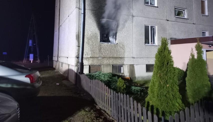 Gm. Kaźmierz. Strażacy walczyli z pożarem mieszkania w Kiączynie