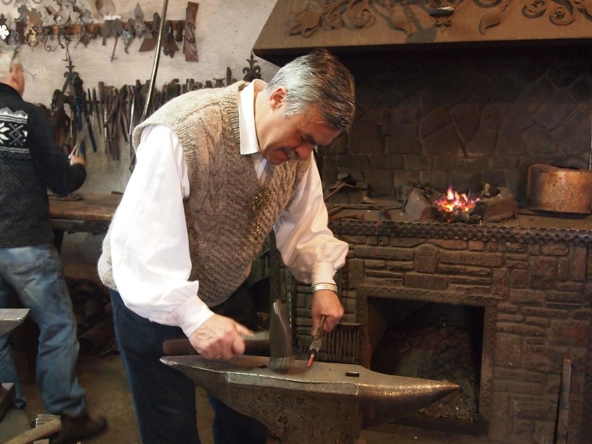 Zakopane. Góralscy kowale wykonali symboliczne gwoździe dla Chrystusa [ZDJĘCIA]