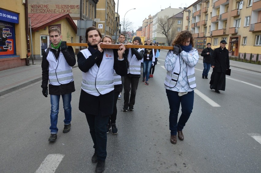 Tarnów. Tłumy młodych z całej diecezji przeszły ulicami miasta niosąc krzyż [ZDJĘCIA, WIDEO]