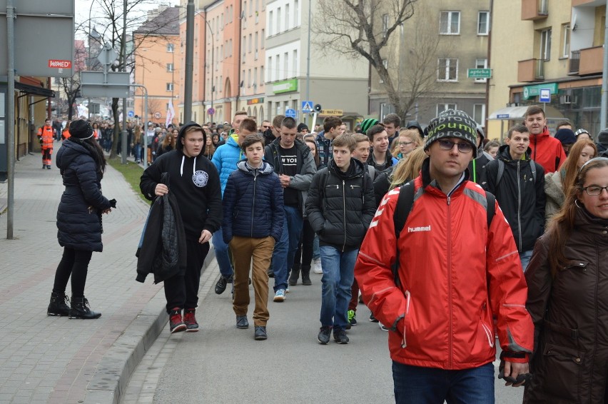 Tarnów. Tłumy młodych z całej diecezji przeszły ulicami miasta niosąc krzyż [ZDJĘCIA, WIDEO]