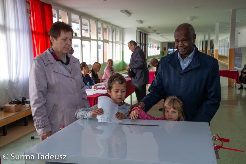 Amadou Sy z żoną i wnukami, kandydat do Sejmu Lewicy