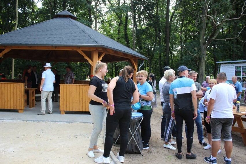 Wiata turystyczna w Osieku pod Pakosławiem oficjalnie otwarta. Znużeni drogą rowerzyści mają gdzie odpocząć przed dalszą wycieczką [ZDJĘCIA]