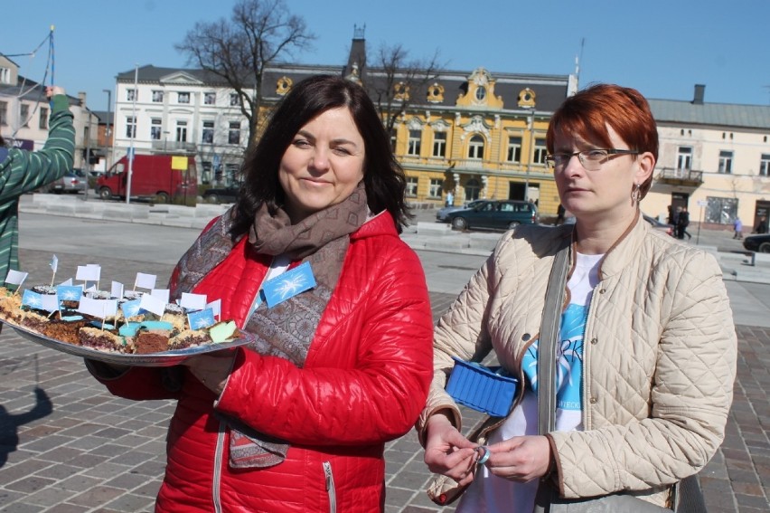 Światowy dzień autyzmu w Tomaszowie Maz.: Happening na pl. Kościuszki [ZDJĘCIA]