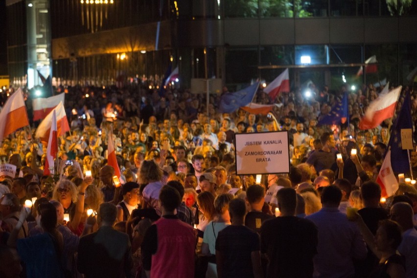 "Łańcuch Światła". Tłum protestujących w Krakowie [ZDJĘCIA]