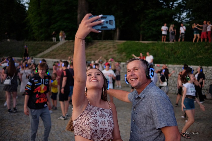 Tarnów. Silent Disco w Parku Strzeleckim. Wieczorna impreza przy muzyce ze słuchawek zrobiła furorę [ZDJĘCIA]