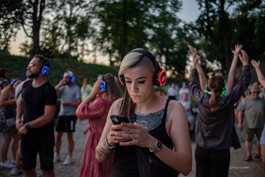 Tarnów. Silent Disco w Parku Strzeleckim. Wieczorna impreza przy muzyce ze słuchawek zrobiła furorę [ZDJĘCIA]