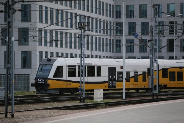 Uruchamiana linia umożliwi uruchomienie połączenia kolejowego Bielawy z Wrocławiem: zostaną przedłużone kursy, które dotychczas dojeżdżały do Dzierżoniowa. Podróż bielawian do stolicy województwa potrwa około 85 minut. Zarządcą linii jest DSDiK.