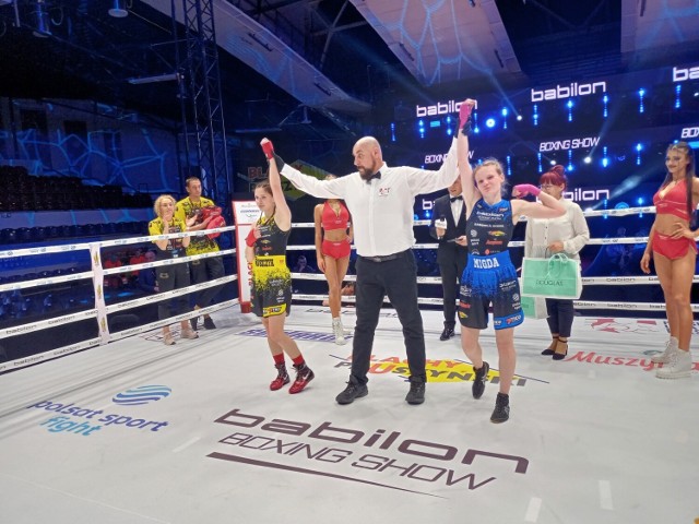 Gabriela Migda (z prawej) miała okazję do debiutu na zawodowej gali boksu