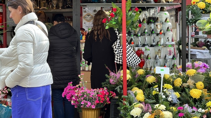 Ceny zniczy i kwiatów w Częstochowie. Coraz większy ruch na...