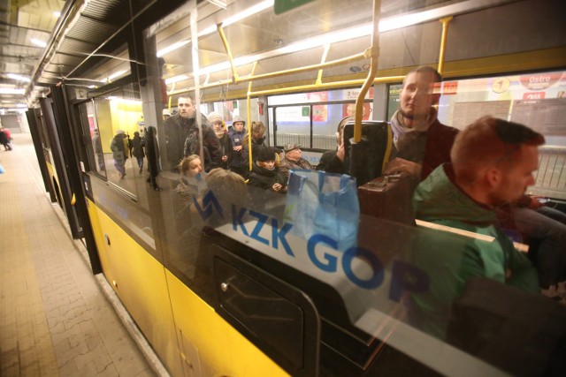 Autobusy i tramwaje KZK GOP jeżdżą w poniedziałek 31.10.2016 tak jak w sobotę. Większości pasażerów się to nie podoba