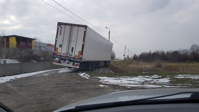 Ciężarówka, która utknęła na placu bok budki z kebabem, 9.03.2021