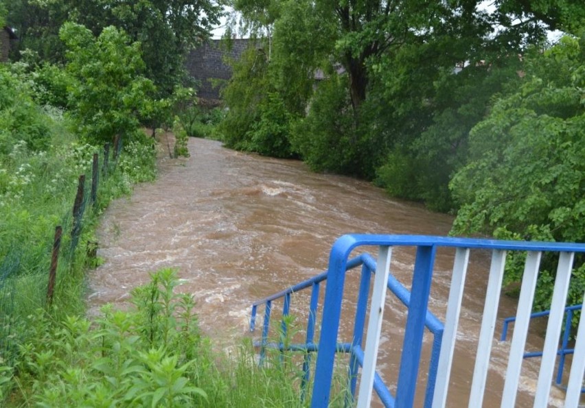 Alarm powodziowy w Siewierzu. Są podtopienia i zamknięte drogi