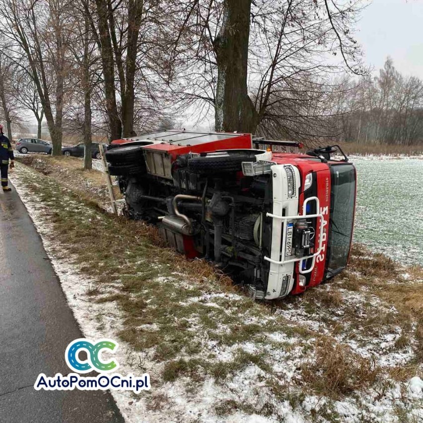 Powiat bialski. Wóz strażacki zderzył się z samochodem osobowym. Zobacz zdjęcia 