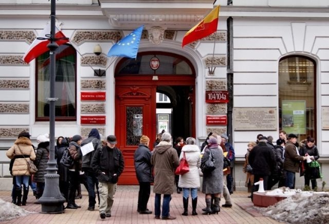 Demonstranci przed Urzędem Miasta Łodzi.
fot. Mariusz Reczulski