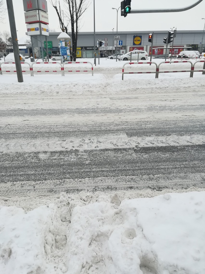 Nysa. Przez śnieg fatalne warunki do jazdy samochodem. Po nocy drogi są nieodśnieżone 