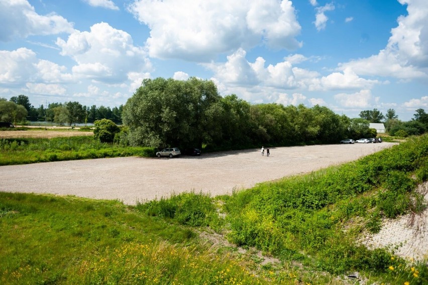 Miejsca parkingowe przy kąpielisku Przylasek Rusiecki