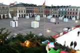 Tak wyglądają świąteczne dekoracje na zamojskim Rynku Wielkim. Prezenty, choinka i szopka (zdjęcia)