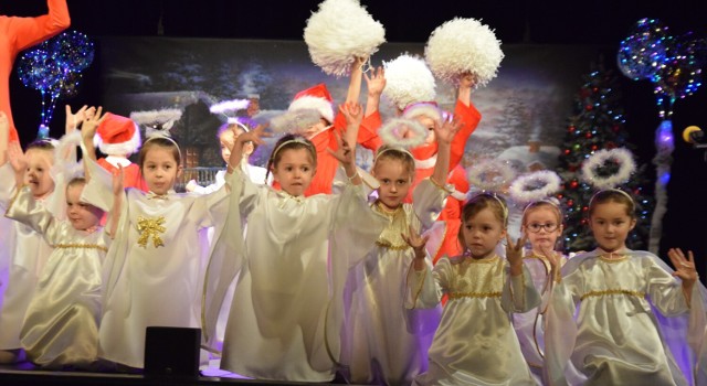 Koncert świąteczny Przedszkola Niepublicznego Kubusia Puchatka w Tychach na scenie Teatru Małego