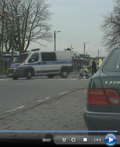 Puck. Rozpędzony policyjny radiowóz zajechał na pasach drogę kobiecie z wózkiem i dziećmi